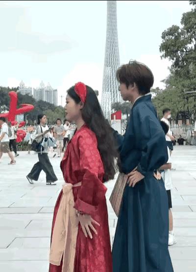 大呐，这对网友也是“天选混双”！这对年轻男女太有才了，模仿莎头的动作太传神了，