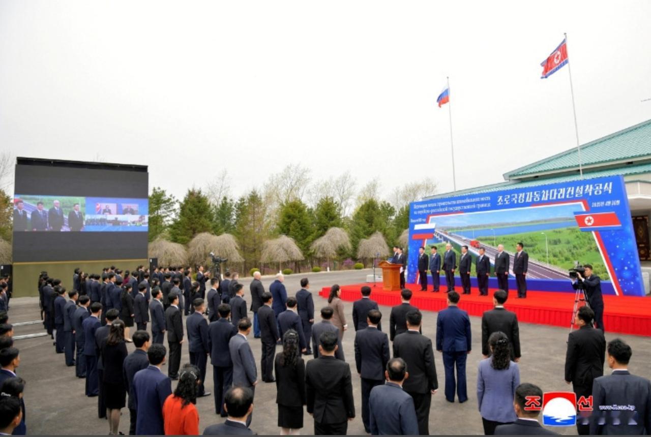 【象征着朝鲜和俄罗斯新蜜月的“图们江公路桥”预计将在今年6月破例提前开通。】4月