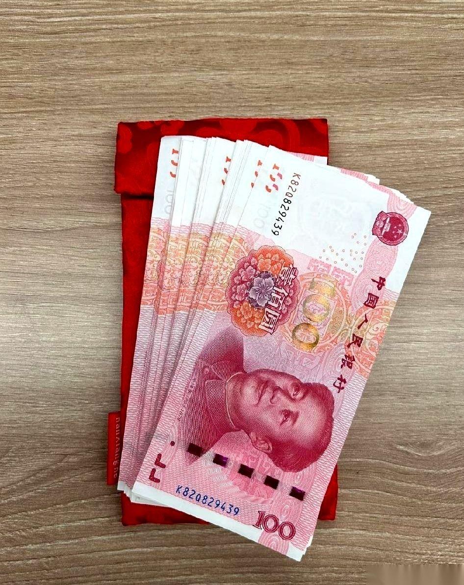 桌上摊着两本红色的礼金簿，一本前年的，一本上个月的。我指头划过同一个名字：小舅