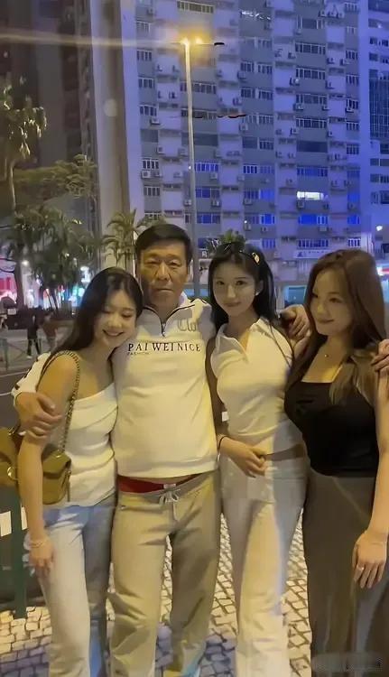 果然男人有钱才是最帅的，大街上看到个大叔左拥右抱着三个小姐姐，确实够“牛逼”的，