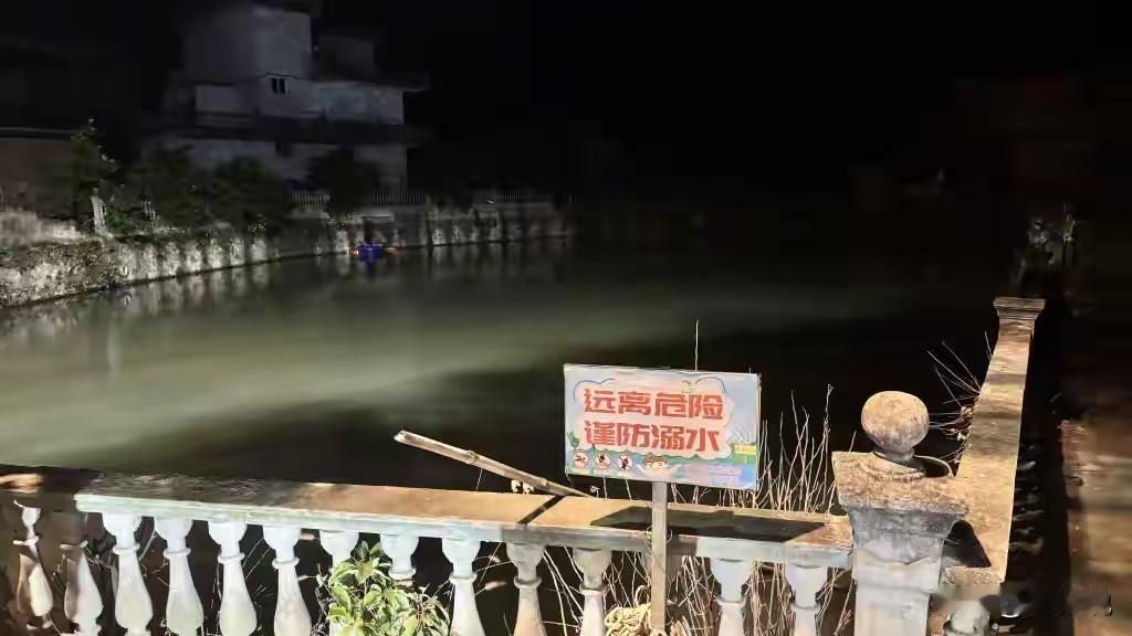 一个孩子在车里就够闹了，你装8个，园长，你是没带过孩子吗？惨案发生了江