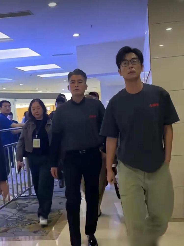 同样演硬汉，为什么朱亚文越来越有味，欧豪却透着一股疲惫？你去看《志愿军》，朱