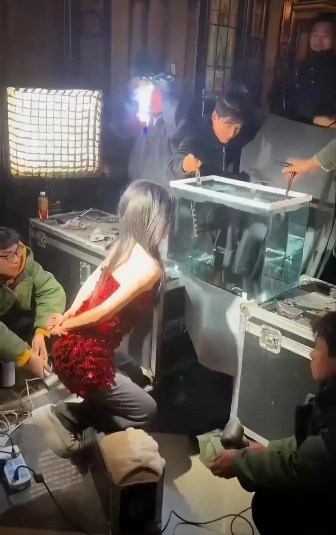 原来影视剧中女主被浸在水里的戏是这样拍的，怪不得这种戏出来，她们的头发都不湿的！