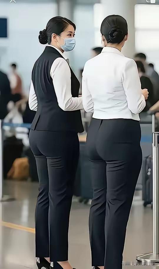 职业装还真是值得点赞的服装，连这种身材穿上职业装都不丑。