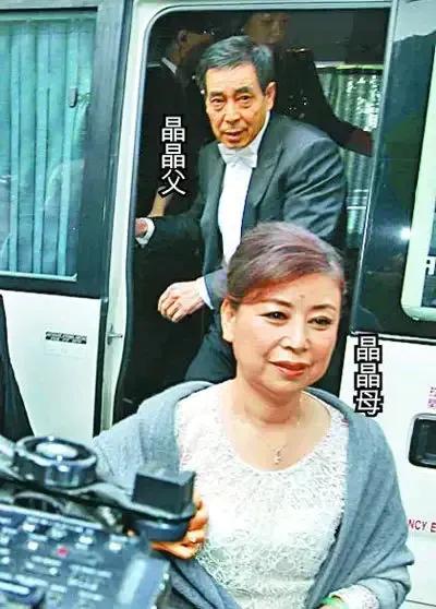 郭晶晶的妈妈真威严，还十分的端庄大气，郭晶晶都不如她妈妈，这么一看，郭晶晶长得真