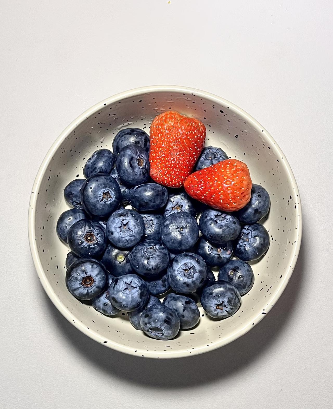 不知道你们发现没？高价水果蓝莓突然变得不贵了，不是它变普通了，也不是大家不爱吃