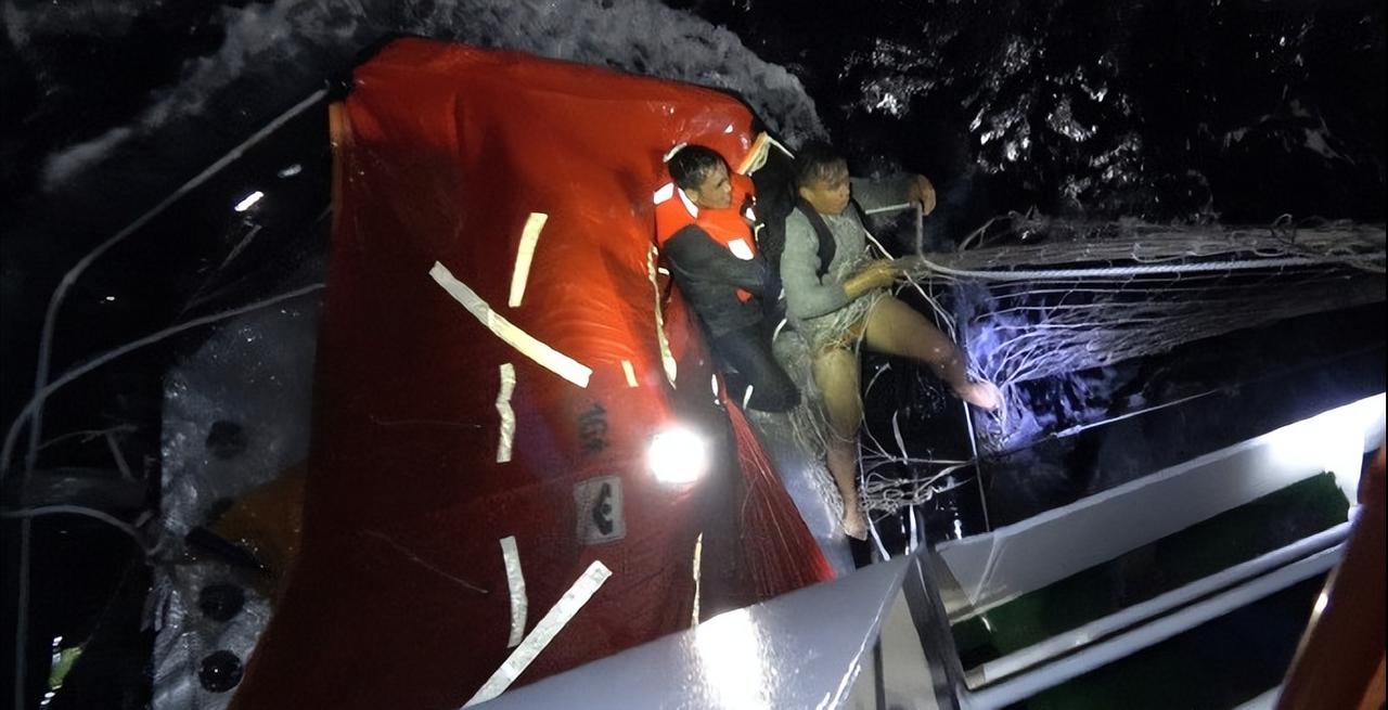 菲律宾指责“中国海警救人是作秀”后，中方再次打捞菲籍船员，看这次菲方怎么说1