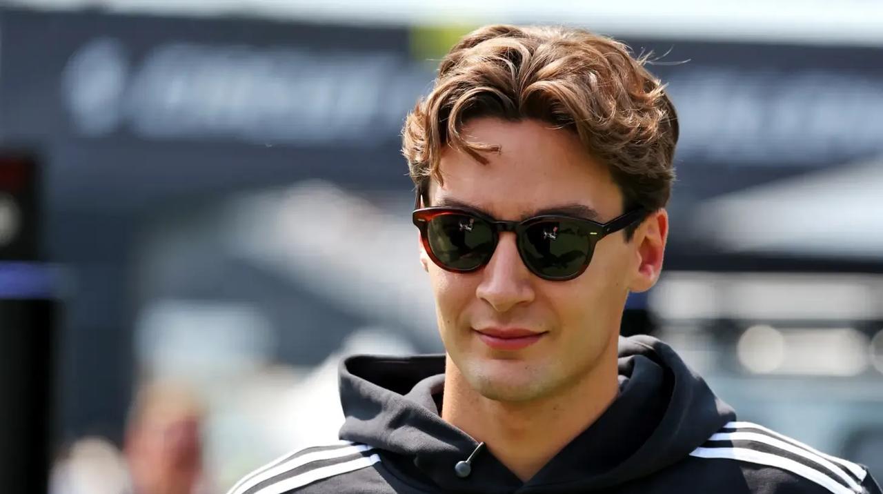 #f1#拉塞尔违规进入快车道仅被国际汽联警告，英国国籍再一次拯救了他。国际汽