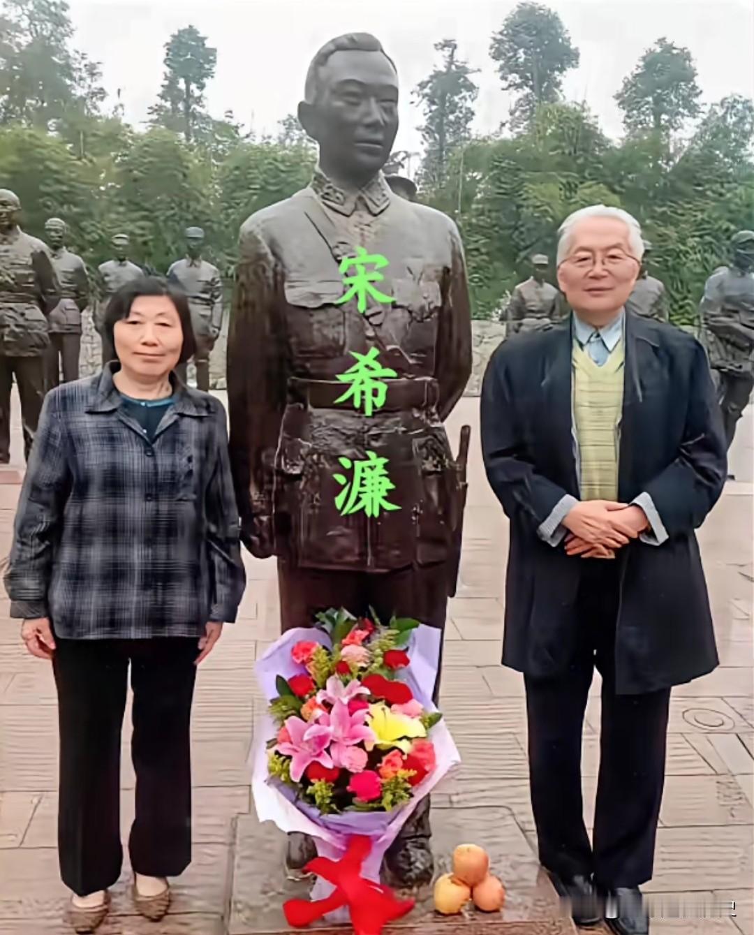 十四年前，宋希濂将军之子特意回到大陆，前往四川建川博物馆，在父亲的铜像前拍下了这