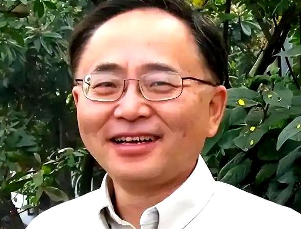 四川理科状元报考哈军工，却因身高差2厘米、600度近视等体检条件无缘录取。就在他