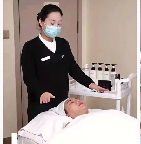 黄女士去一家美容院做肩颈按摩，把衣服都脱好了准备开始按摩的时候，突然听到里面传来