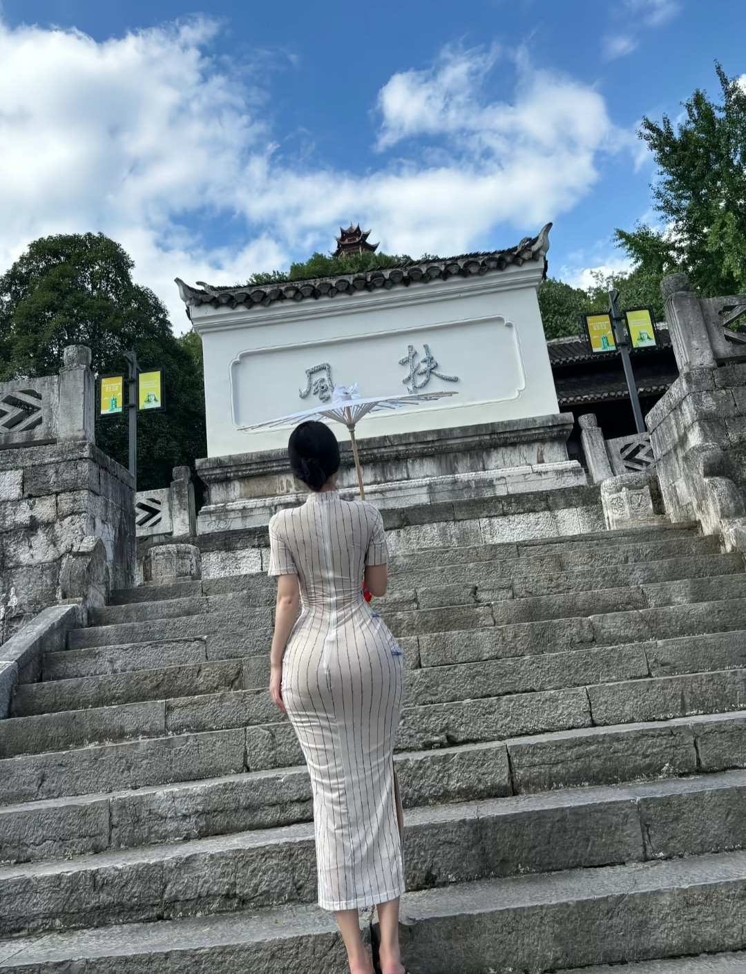 旗袍最有女人味了。