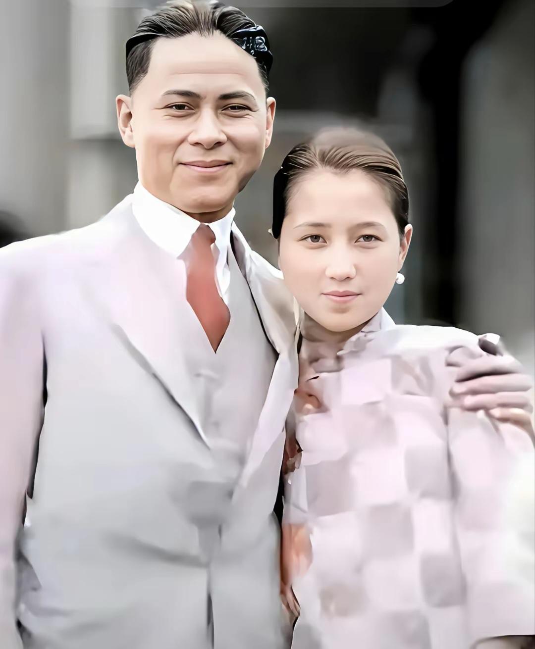 1939年,上海，李士群拍了张“恩爱照”。他一身洋装笔挺，搂着叶吉卿，俩人看着跟