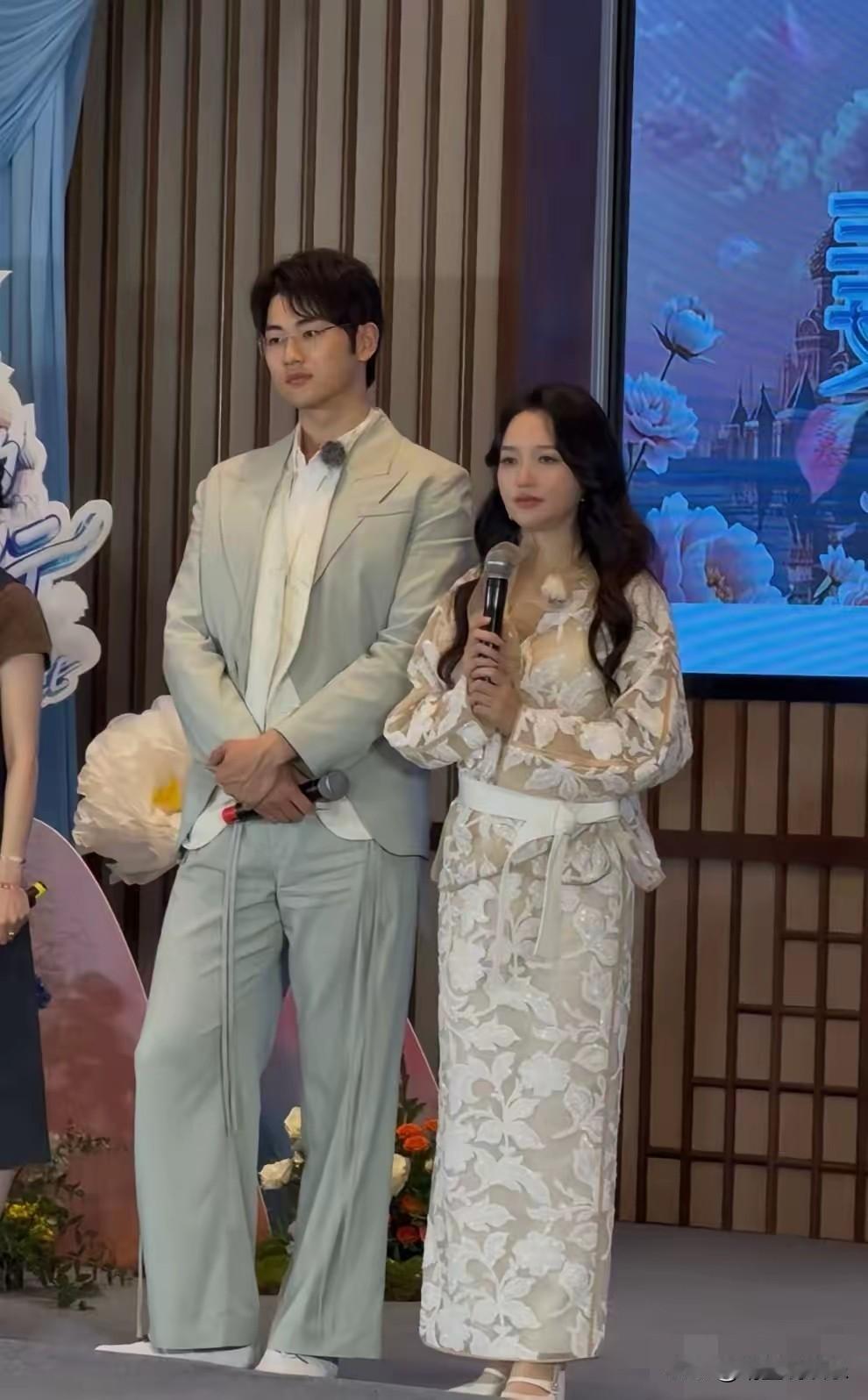 感觉金莎的孕肚就快遮不住了，上节目穿的衣服腰身明显胖了好大一圈，她应该特意挑了