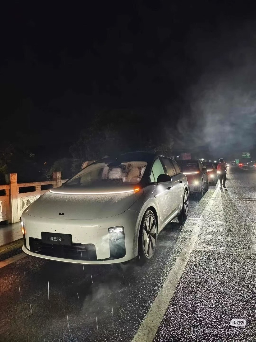 雨夜理想i8大灯漫反射机盖氛围感满满🤩​​​