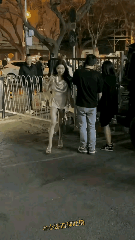 人群中的她，走得匆忙，不知去向何方