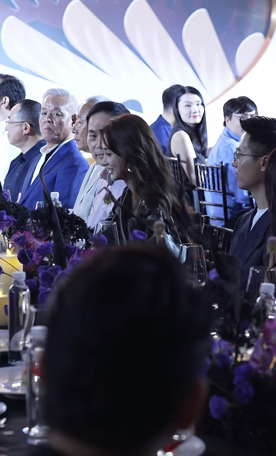 真的没戏拍了，但她也还是活跃在这个名利场吧。baby坐在周围都是男士的重要位置，