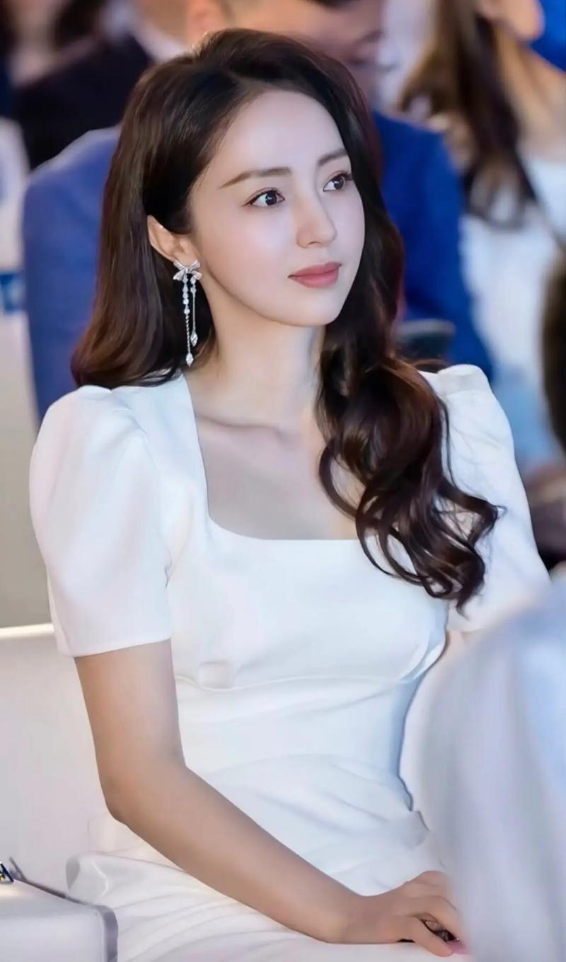 发现没？离婚后的董璇，状态真是越来越好了。每次看到她的近照，都不禁感叹：整个人像