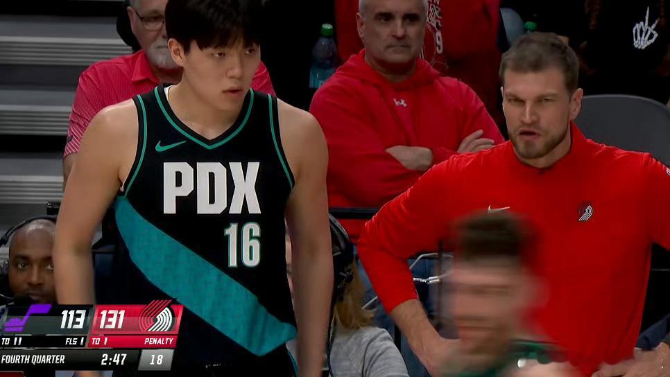 队友的帮助下，小杨终于得到了出场时间！杨瀚森上来就得分