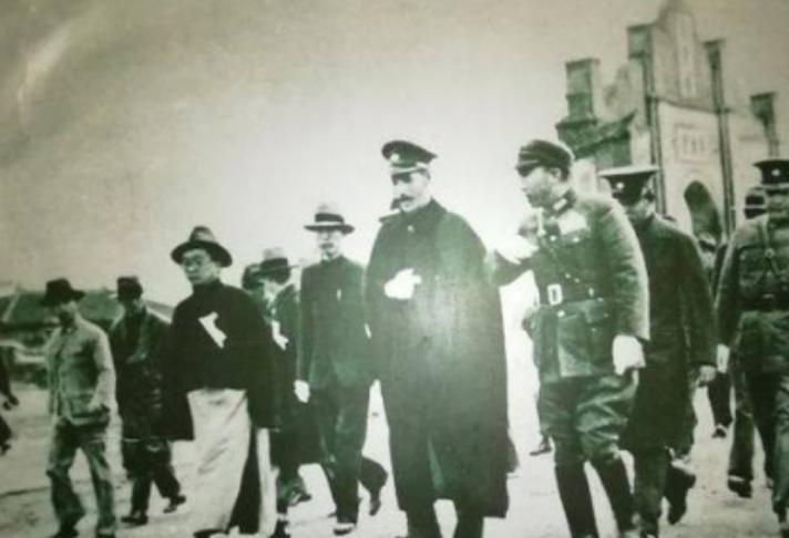1949年初，何应钦因为徐蚌战场失利，心灰意冷到上海养病，汤尧曾去医院看望，何应