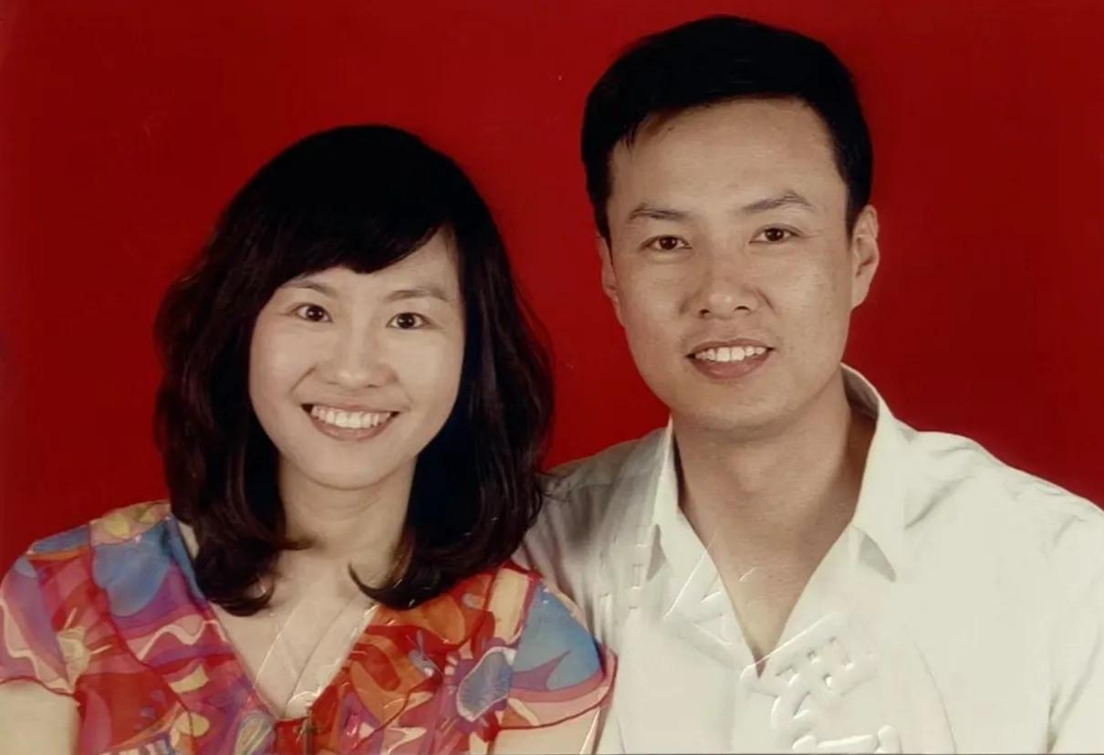 “反派专业户”朱铁庆祝蓝宝石婚！与圈外人结婚16年，工资全上交无绯闻5月21日