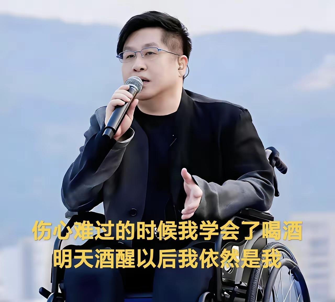 奉劝大家一句,千万不要同情郑智化,他根本不是看起来需要怜悯的那种残疾人,他甚