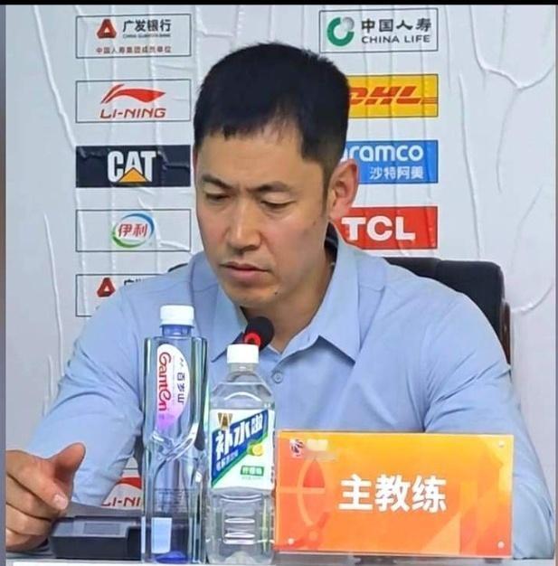 前男篮国手刘炜、张庆鹏受邀参与篮协青训营执教。上赛季还在CBA赛场带队的两