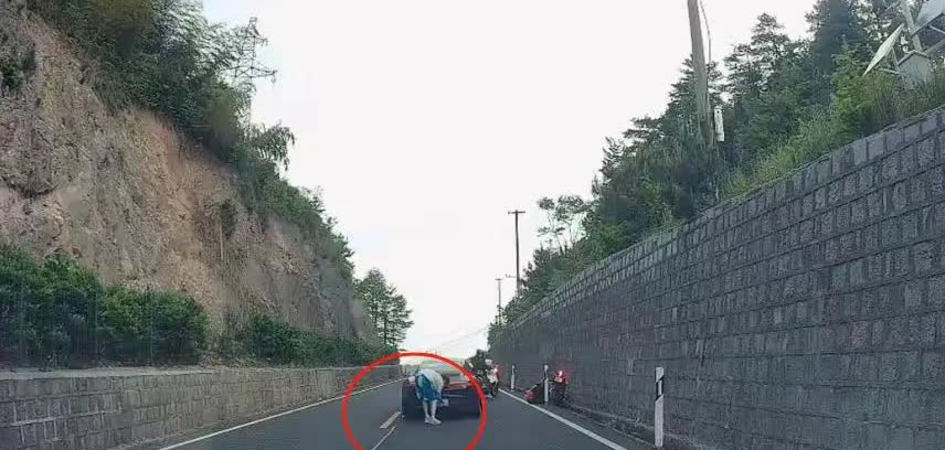 关于宁波保时捷事件，网友们又挖出了一个真相！保时捷车主周某绝对不