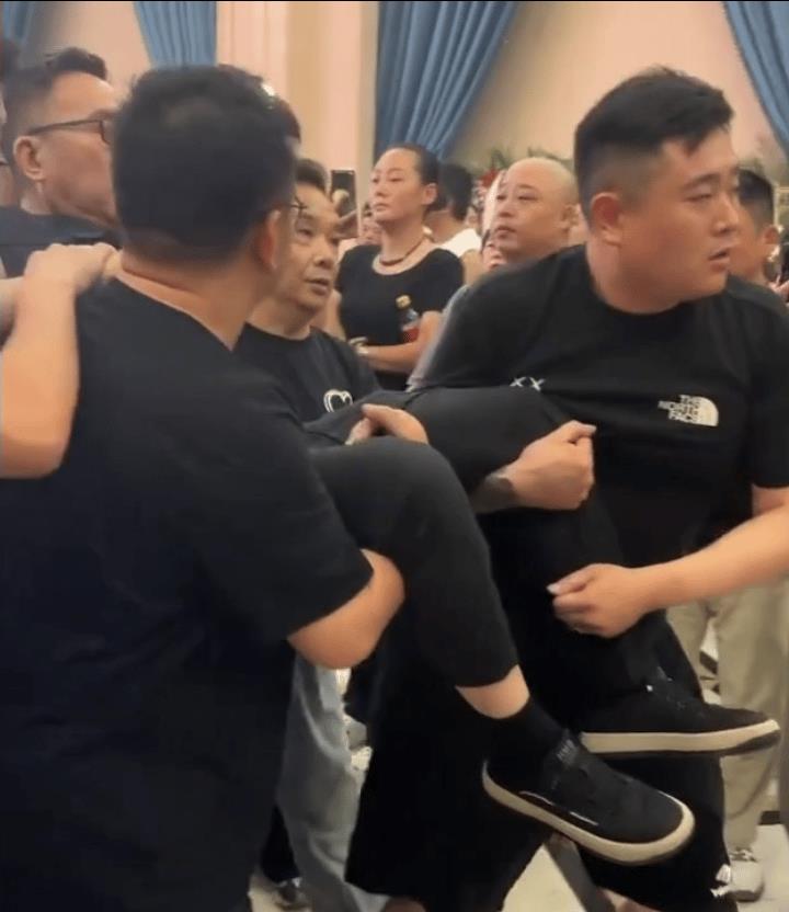 “别人开业，他随了个爹”网友的戾气是真大多少年没看见杨光有这么大的热度了没想