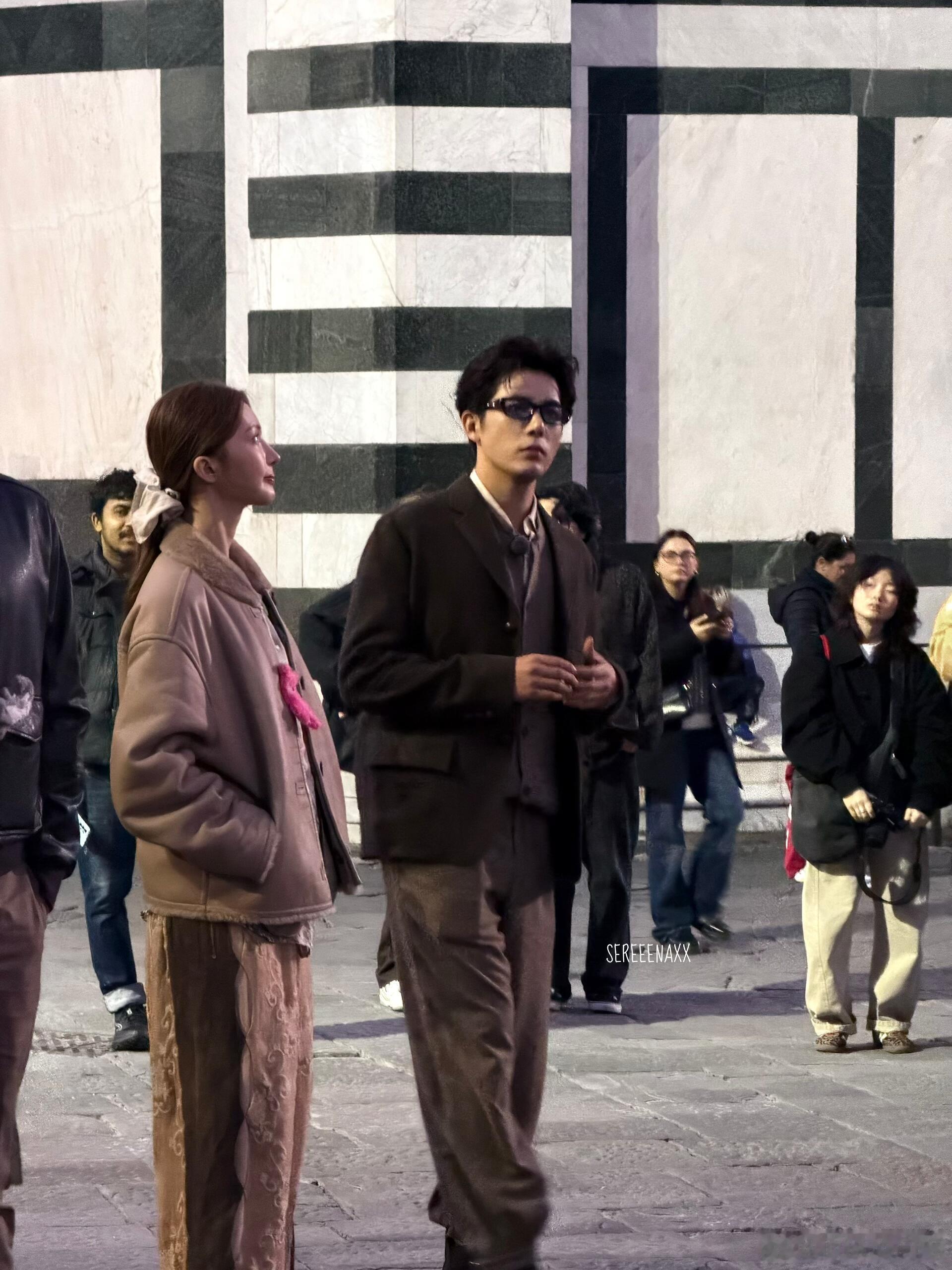 路人佛罗伦萨偶遇王安宇金晨，俩人不是老抽象就是老钱风[爱心][爱心][爱心]​