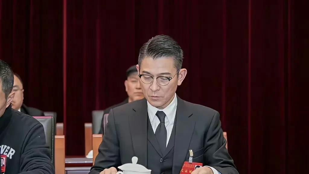 64岁的刘德华，坐上了中国电影家协会副主席的位子。更关键的是，当年那12个副主席里，就他一个香港明星