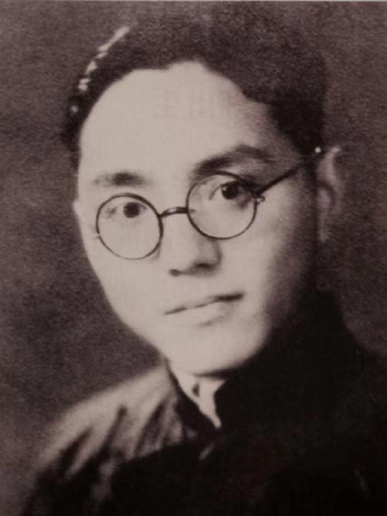 1949年，被判10年的地下党戴中溶狱中惊醒，却突然发现牢门大开，守卫无踪，满院