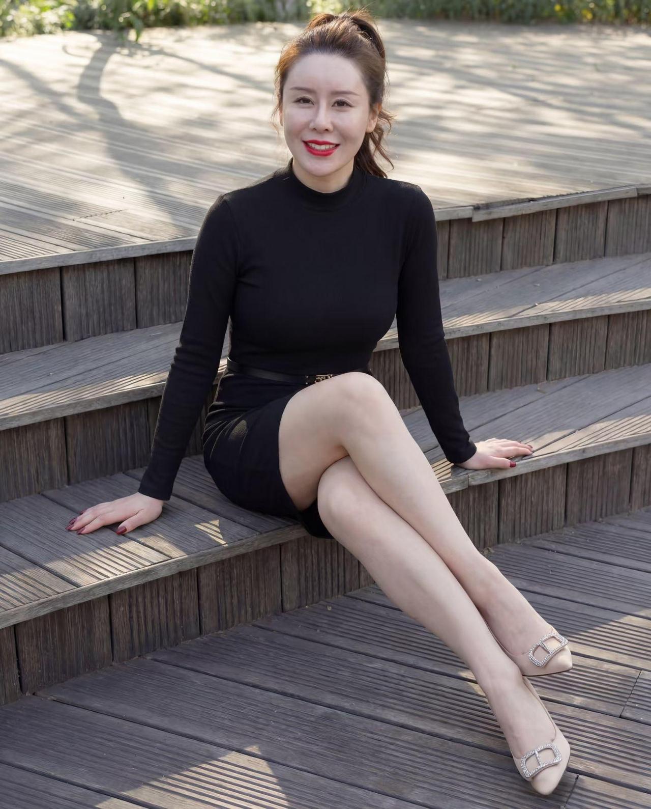 快50岁人了，偶尔也想臭美一下，大家别笑话[大笑]