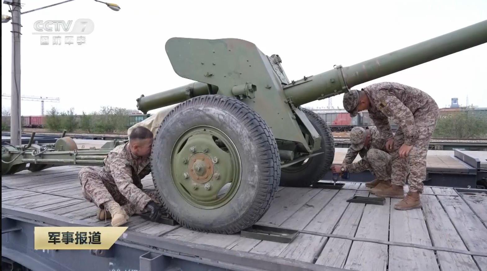 这次蒙古来参演的装备：图1：T-72A坦克，非常早期型号的T-72，出了激光测距