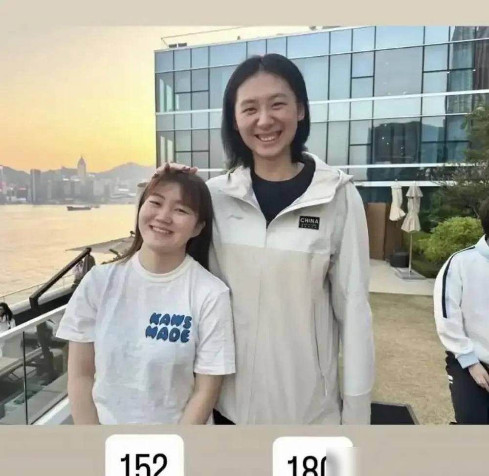 孙颖莎把陈熠和大藤沙月往中间一推，自己笑得比球迷还开心。那段小片段其实就是她