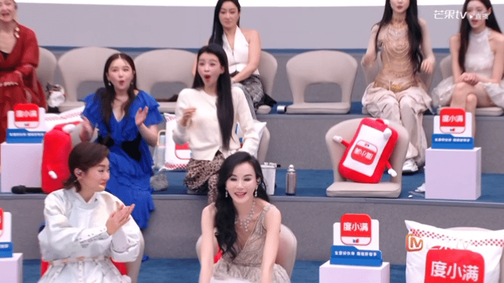 孙怡紧急撤回一个盘腿 孙怡在乘风2026里完全放飞，盘腿坐被镜头拍到秒收回，这反