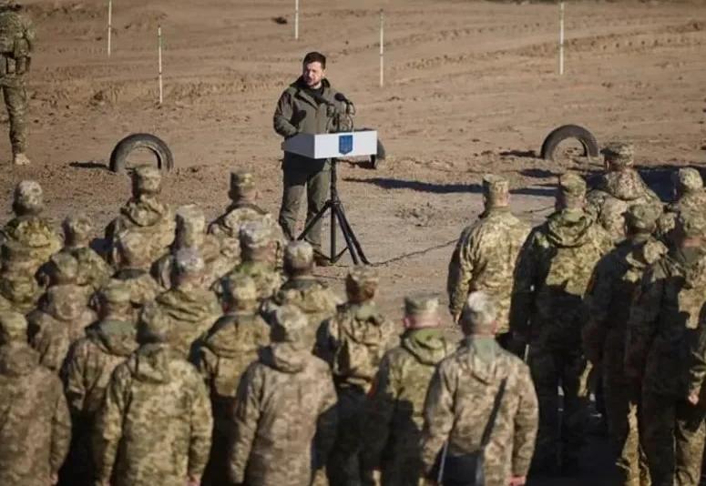 早就被盯上了！乌克兰组织了一群操作无人机的高手进行聚会，双方既交流技术，也是互