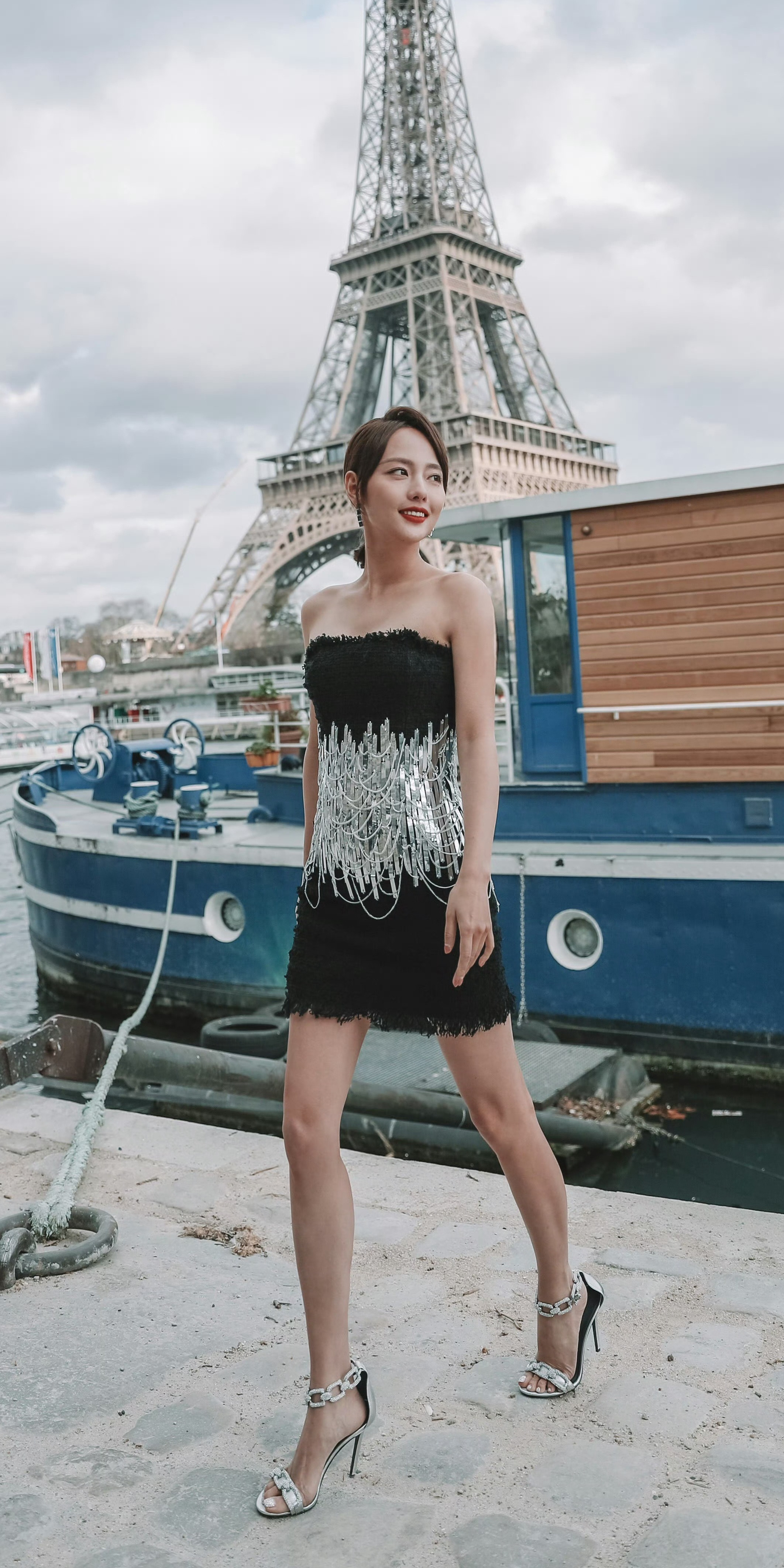 张嘉倪写真壁纸：高跟大长腿。张嘉倪