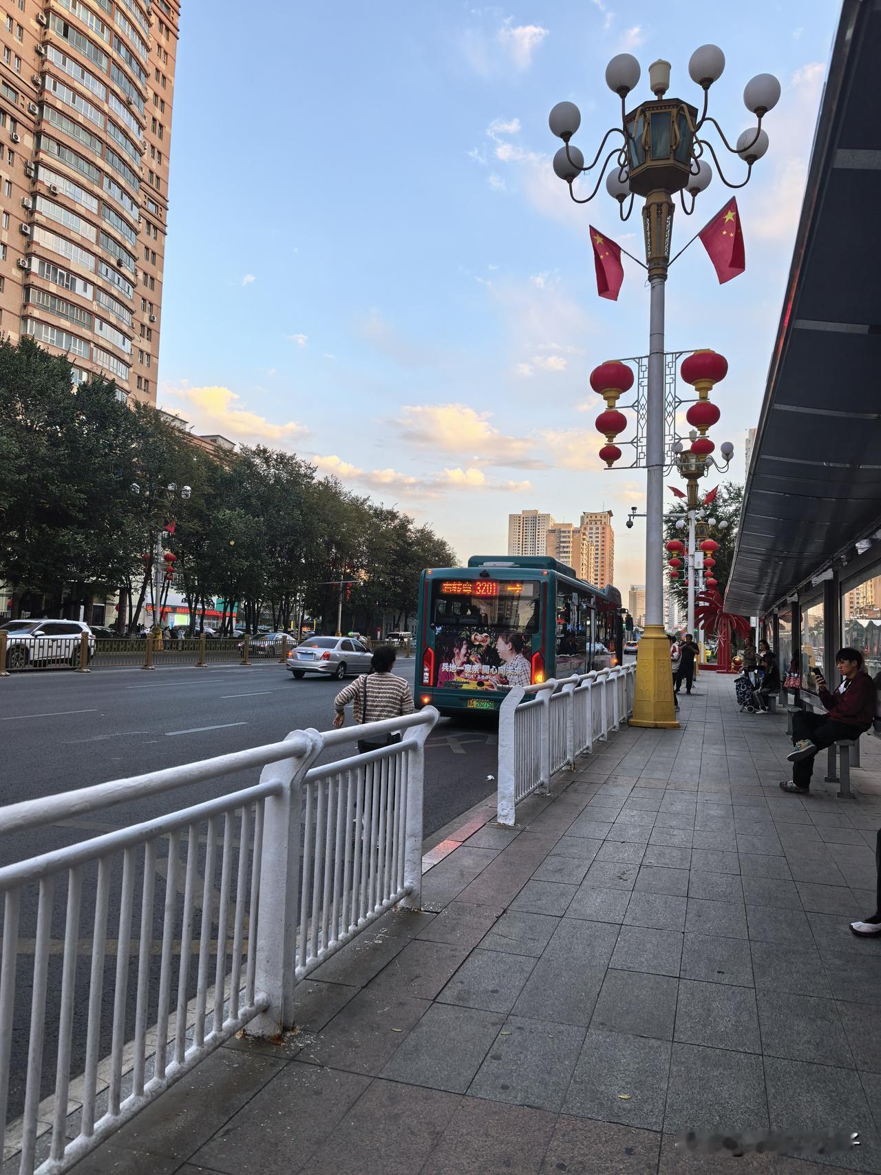 明园、友好，算得上乌鲁木齐老牌的老街区了，商场林立、老旧小区密集，是实打实的城市
