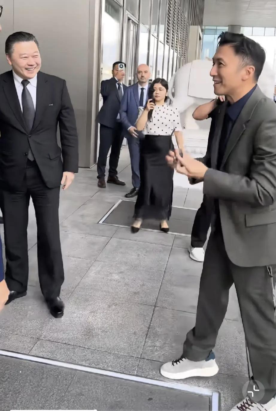 谢霆锋昨天会见了正大中心高官，握手交谈，看起来甚至有些点头哈腰！一身灰色西装的
