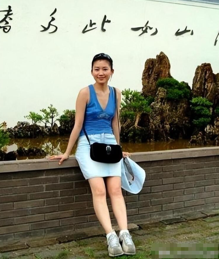她曾是央视著名的主持人，这是她年轻时候的一张照片，比现在年轻漂亮多了。那个时候还