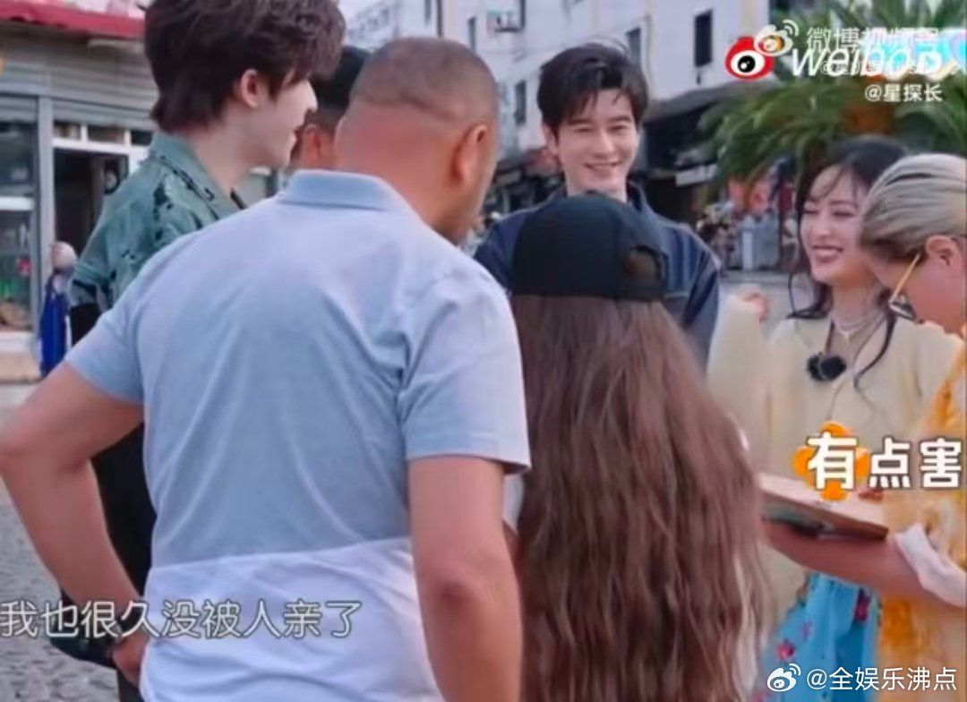 黄晓明问沈月你没有男朋友吗中餐厅名场面中餐厅沈月被外国小女孩亲到害羞，黄晓明一