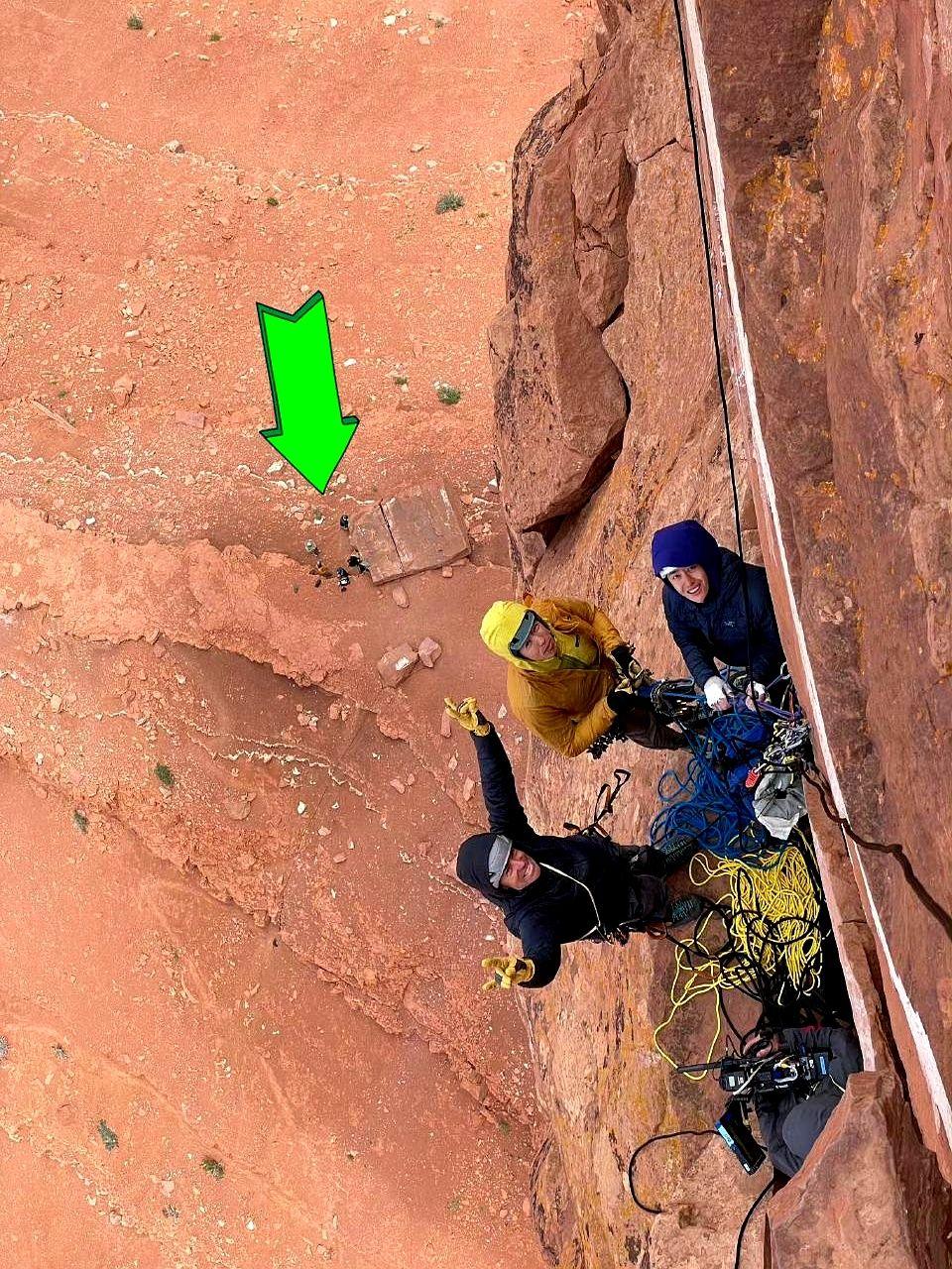 王一博晒的合照细节被摩托姐姐扒疯了！初看岩壁和地面色调几乎一样，还以为就是在