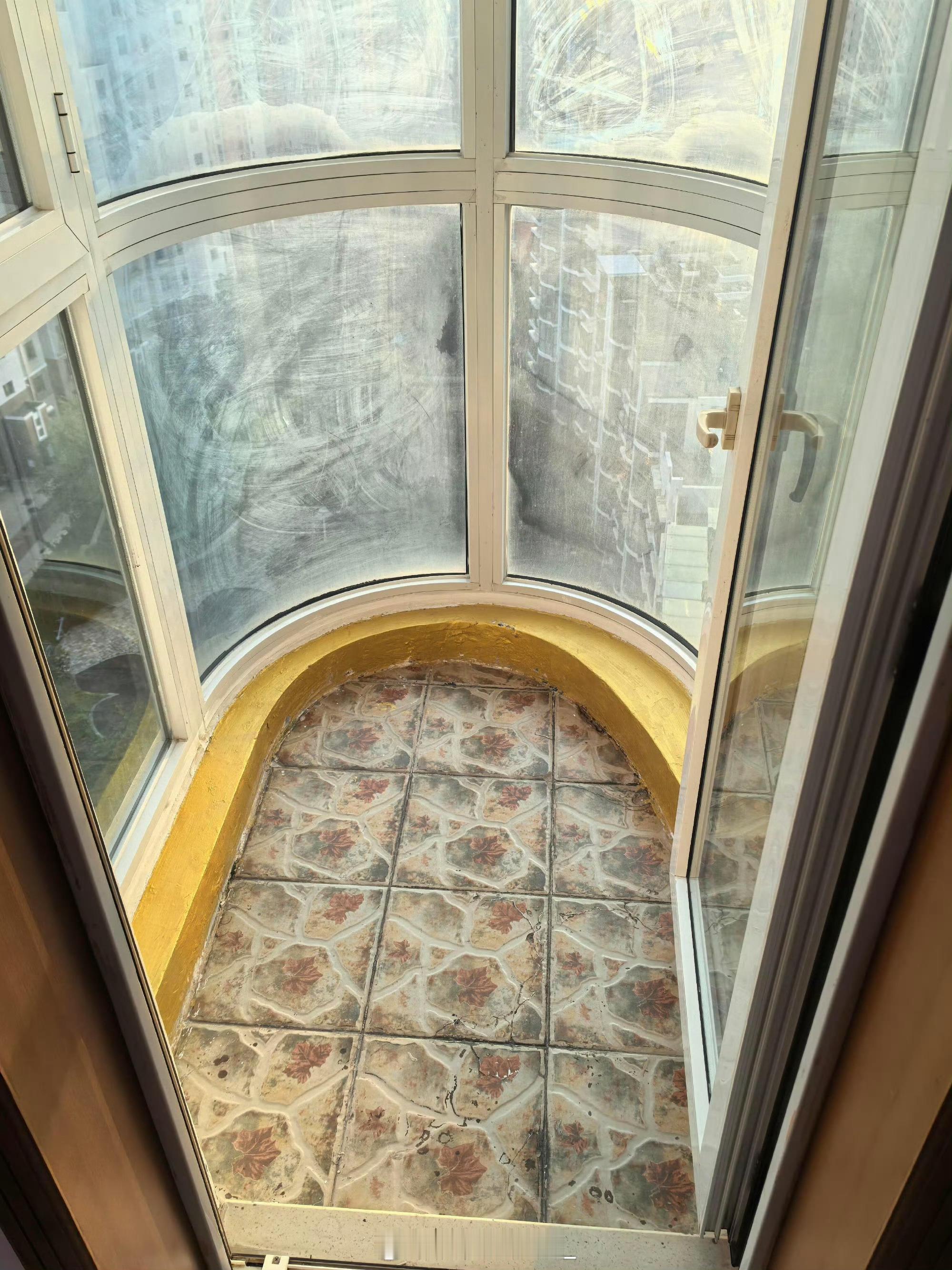 这个阳台可以干什么？不到一平米的样子…