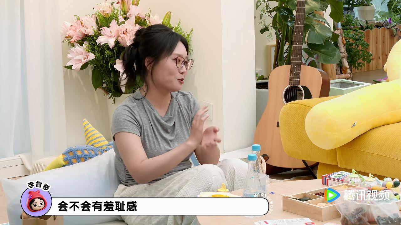 李雪琴问：“你拍那些古代玄幻的电视剧，会羞耻吗？”陈都灵脱口而出：“我挺中二的。