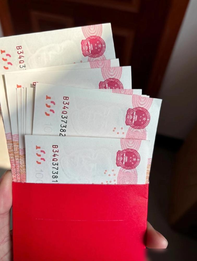 2400块对800块，公公把偏心摆在了台面上。小叔子家三个孩子排成一排，领红