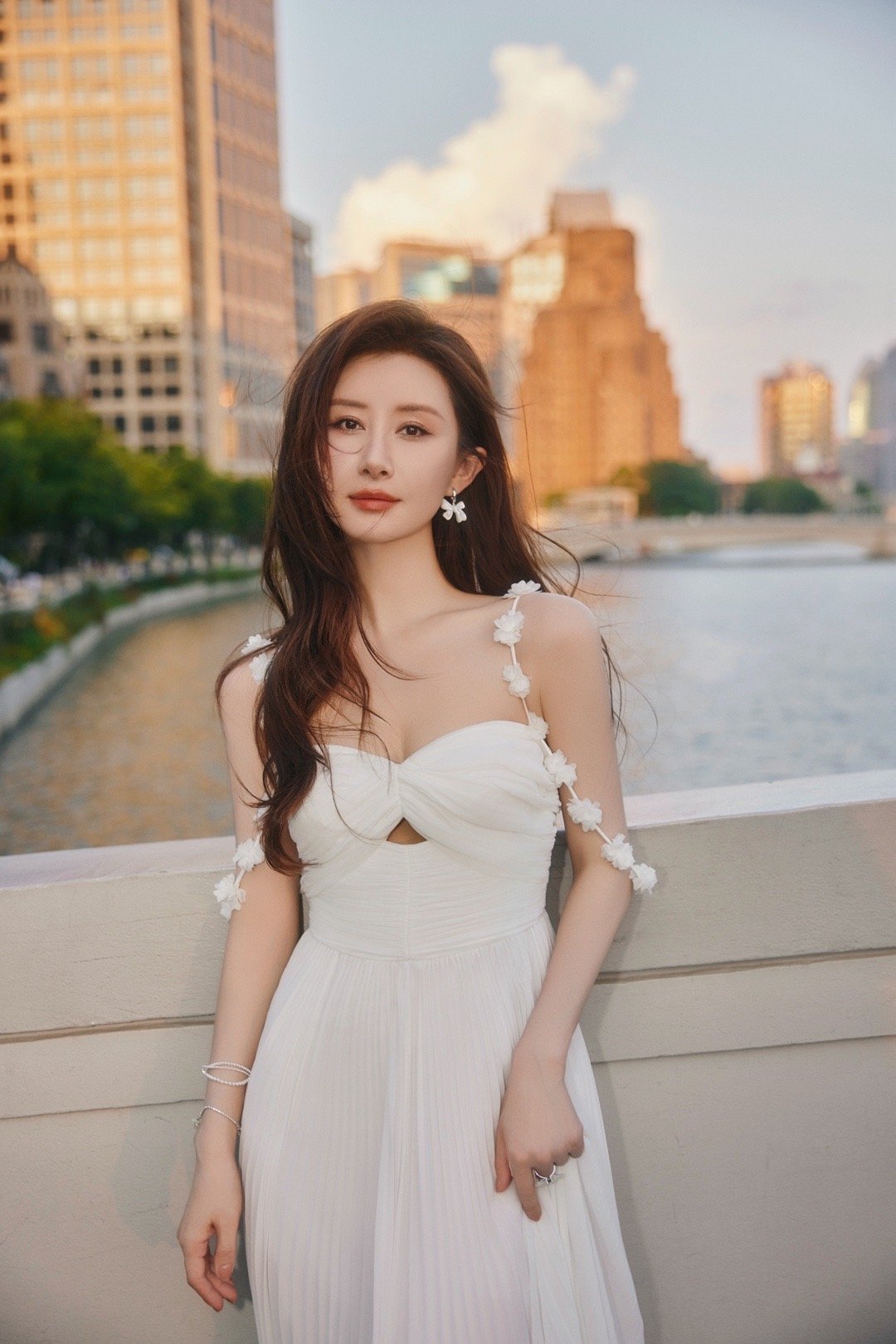 舒畅，一袭白裙，浪漫优雅