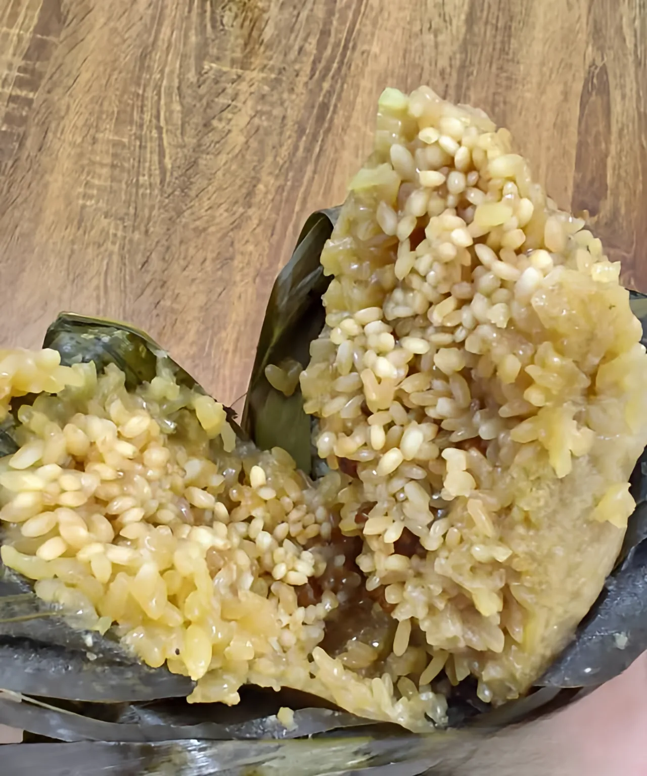 老婆在隔壁家刚学会包粽子，回到家自己一个人就倒腾起来了。包好后，冷水下锅的，