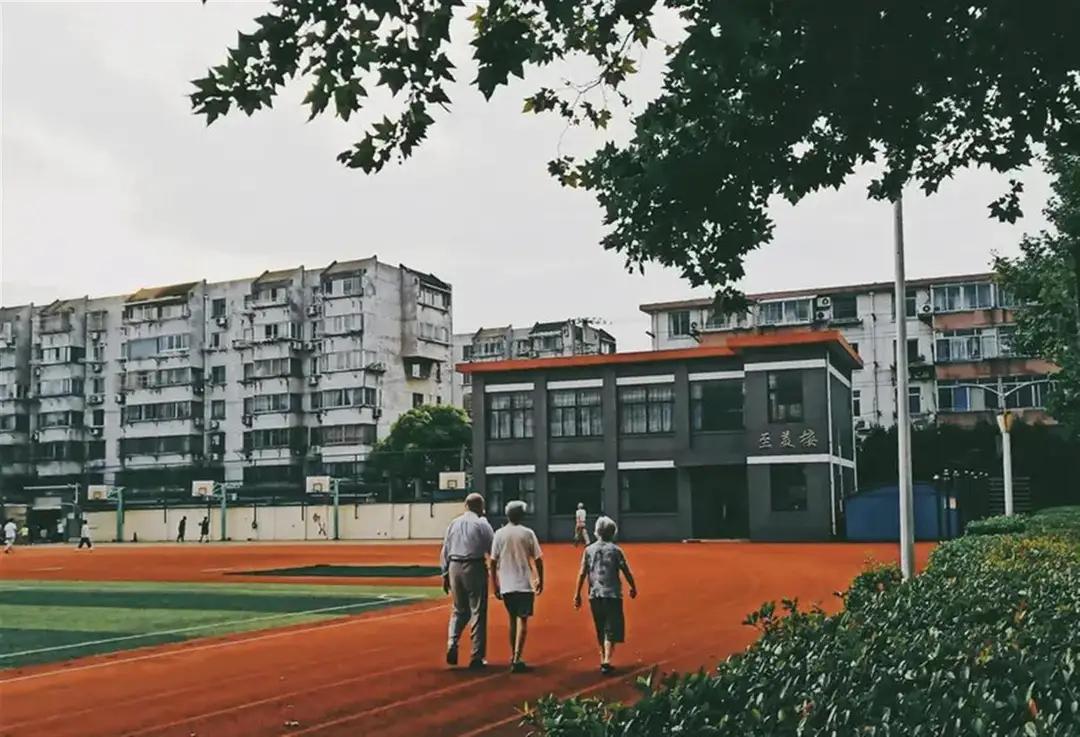 退休教师返聘现象观察：拿退休金再上岗，是热爱还是另有隐情？这个问题，似乎不仅仅