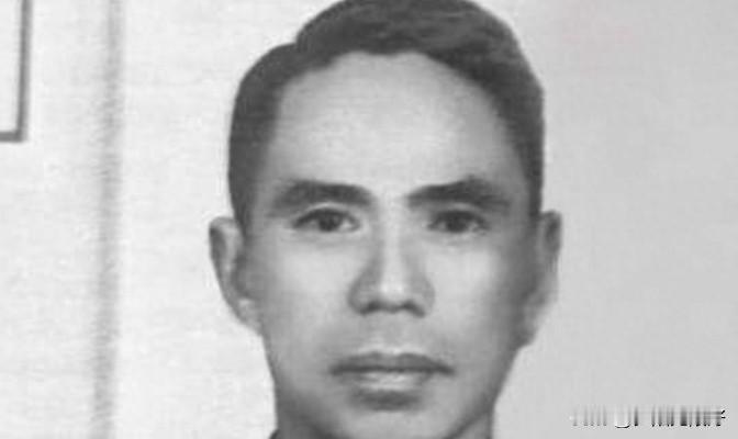 军统史上最致命的叛徒，叫李开峰。他不是带走一份情报，他是直接拔掉了整个情报网的电